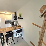 Cozy 2 Bedroom House With Garden & Parking