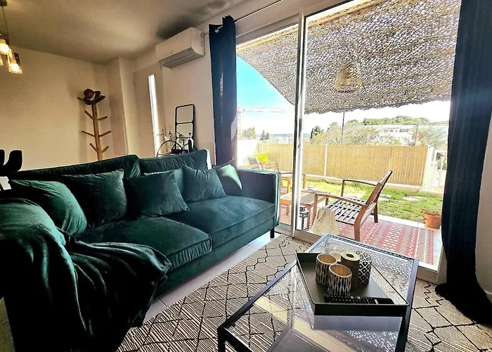 Cozy 2 Bedroom House With Garden & Parking