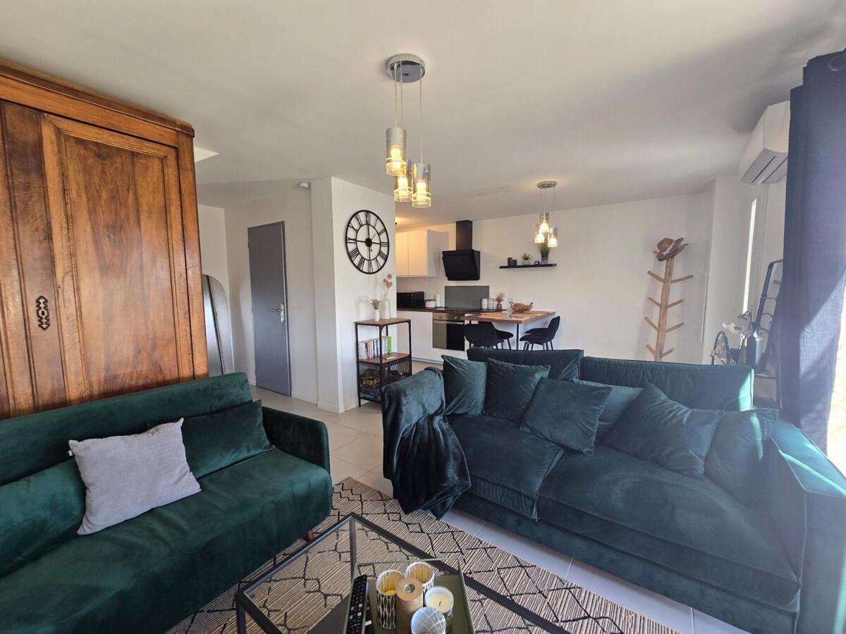 Cozy 2 Bedroom House With Garden & Parking