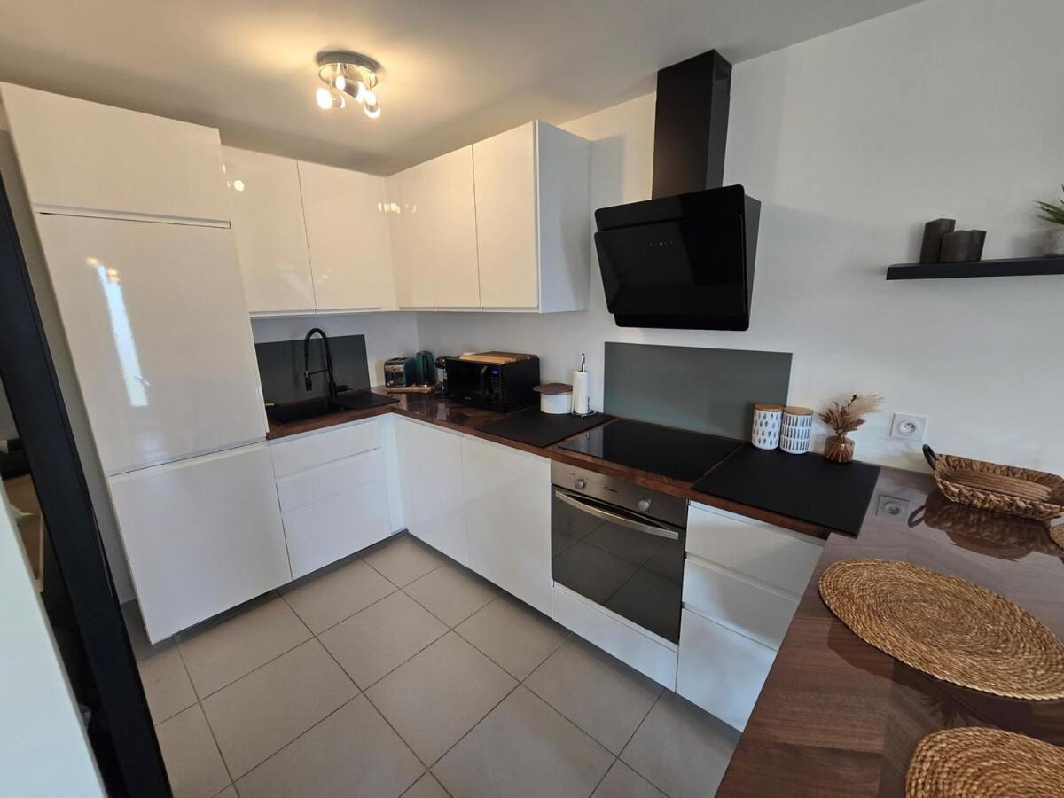 Cozy 2 Bedroom House With Garden & Parking *