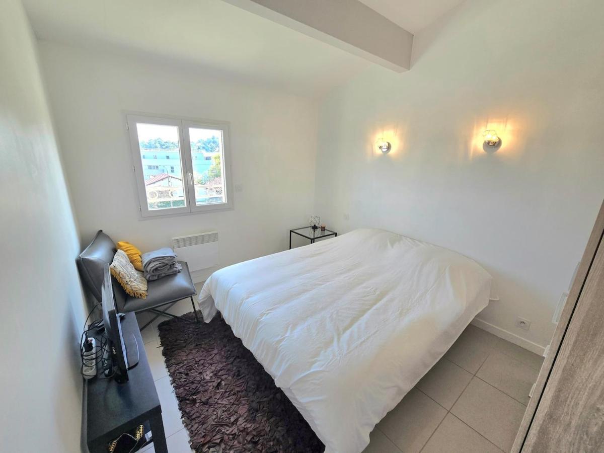 Cozy 2 Bedroom House With Garden & Parking